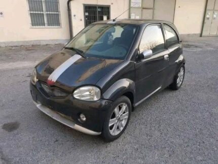 Vue avant droite du véhicule microcar garé en extérieur