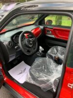 Vue du coffre éclairé avec cache-bagages repliable