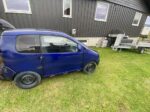Vue arrière montrant le coffre et l'état général de la carrosserie violet