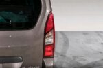 Coffre ouvert montrant capacité de chargement et revêtement