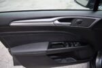 Plan rapproché sur les commandes de porte et les finitions intérieures