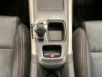 Console centrale montrant levier de vitesse et commandes climatisation