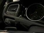 Vue latérale de la voiture garée, profil complet