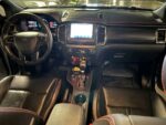 Cockpit conducteur avec volant et instruments numériques
