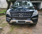 Vue avant droite du SUV Mercedes ML 4Matic garé, finition extérieure d'origine