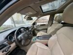 Vue latérale du Mercedes ML montrant la carrosserie et l'état général