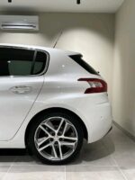 Angle avant gauche montrant la calandre et les phares avant