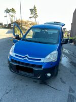 Vue avant droite du Berlingo bleu montrant la carrosserie intacte