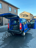 Intérieur cabine côté passager avec commandes et rangements