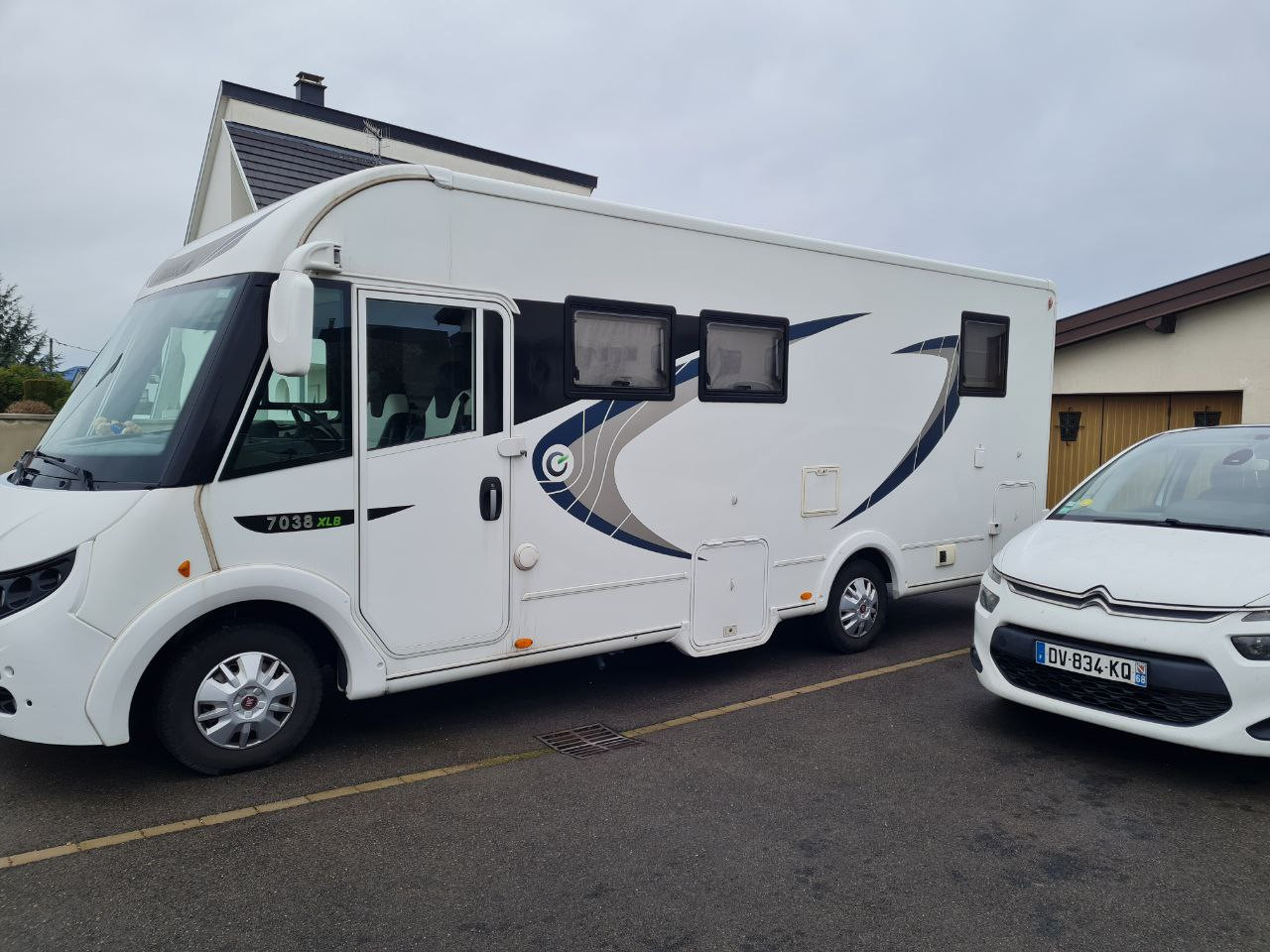 e42fe8b80a9fdce9995607fefa47988b4c32cc32.jpeg Vue de face du camping‑car stationné avec calandre Fiat visible