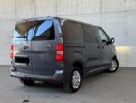 Espace de chargement avec paroi de protection et attaches