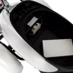 angle avant droit du scooter blanc mettant en valeur le phare LED