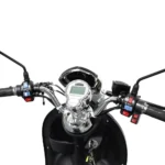 gros plan du tableau de bord LED et des rétroviseurs du scooter